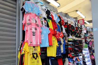La venta de camisetas del Barcelona SC e Inter Miami lidera la demanda en la Bahía de Guayaquil.