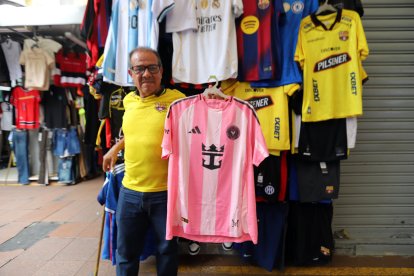 La venta de camisetas del Barcelona SC e Inter Miami lidera la demanda en la Bahía de Guayaquil.