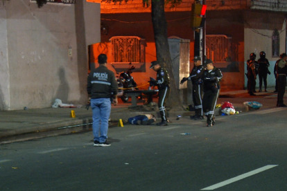 El cadáver del joven de 19 años quedó en la calzada.