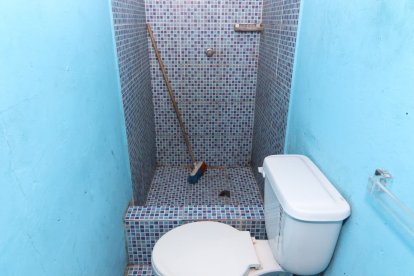 En este baño fue encontrado el cadáver de la víctima.