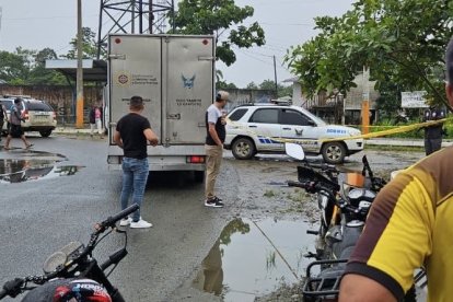 En la vía pública de la parroquia los agentes hicieron el levantamiento de la cabeza de Gaibor Zumba.