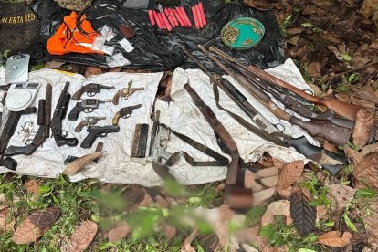 Entre los objetos encontrados constan armas de fuego.