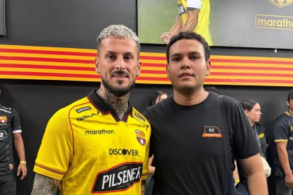 Andrés Meza Barragán y Darío Benedetto jugador del Barcelona.