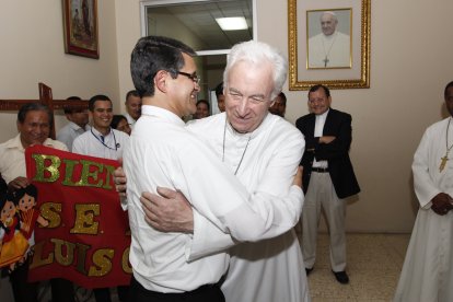 El encuentro entre monseñor Antonio Arregui con su sucesor en el Arzobispado de Guayaquil, monseñor Luis Cabrera.