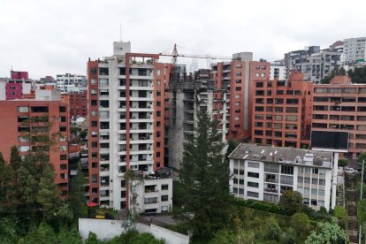 El edificio se ubica en Bellavista, en el norte de Quito. En 2017 se iniciaron las observaciones.