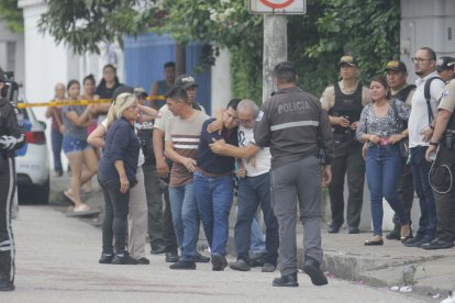 Los familiares del contador, consternados por lo ocurrido, lloraban junto a la escena.