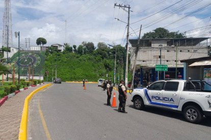 Policías realizan un operativo de control en el cantón Quinindé, ante la oleada de violencia que afecta a la comunidad.