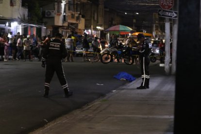 El cuerpo de la víctima quedó tendido en el pavimento.