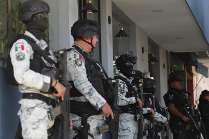 Integrantes de la Guardia Nacional custodian las instalaciones de una comisaría  en el municipio de Tequila, Jalisco.