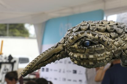 Los neumáticos fueron aprovechados para realizar figuras de pájaros.