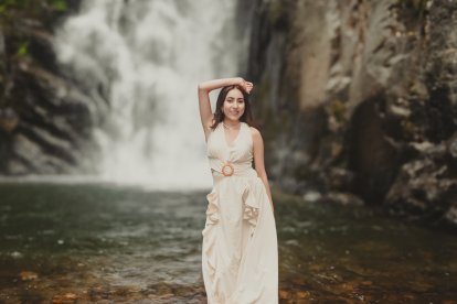 Cinthya Peña, reina de San Fernando, durante una sesión fotográfica en la cascada Chiniyaku.