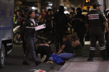Familiares lloraban desconsolados junto al cadáver.