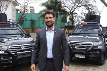 Jan Topic durante una intervención pública, donde abordó temas de seguridad y tecnología aplicados a la gestión local