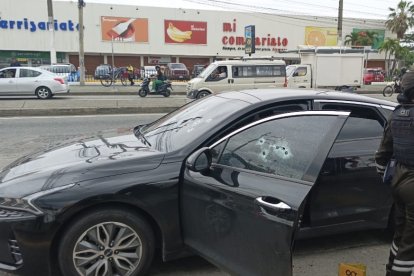 El vidrio de la ventana del lado del conductor presentaba varios impactos de bala.