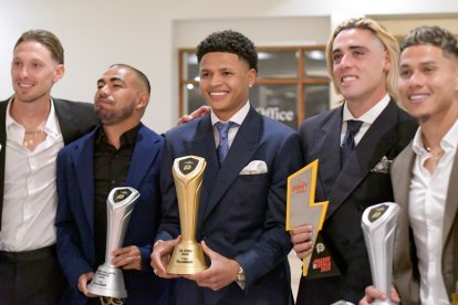 Patrik Mercado (c) se llevó el premio al mejor jugador de la LigaPro. Lució feliz el trofeo y el anillo junto a sus compañeros de Independiente.