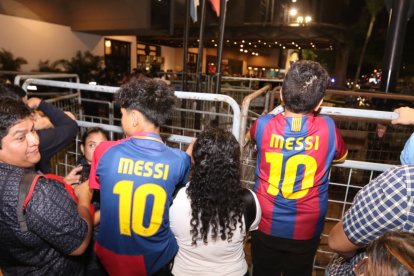 Hinchas recibieron a Messi en el hotel Oro Verde.