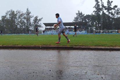 Una intensa lluvia en el partido de la Sub-18 retrasó la clasificación del equipo, que había goleado en la ida a Guangopolo.