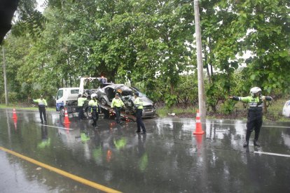 Autoridades atienden el lugar del siniestro vial en Guayaquil.