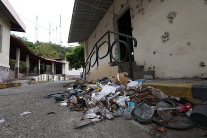 DESECHOS. La basura se acumula en distintas áreas del hospital abandonado. Pillos se llevaron ventanas y rejas; hoy solo quedan escombros. Hace meses no hay guardias.