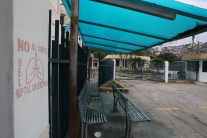 IMAGEN. Aún se observa pintada una imagen en la pared, justo en la entrada de la casa de salud. Familiares de pacientes pedían que no se cierre el hospital.