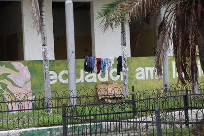 ROPA TENDIDA. Personas llegan al lugar para lavar y dejar secando su ropa en cordeles improvisados, hechos con cables.