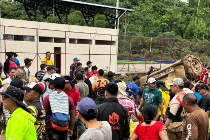 Paramédicos de la Cruz Roja y ciudadanos auxiliaron a los heridos tras el accidente ocurrido durante la válida 4x4 en Tena.