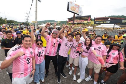 La fiebre del color rosa invadió el estadio Monumental