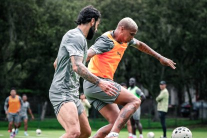 El brasileño Deyverson (d) es el principal refuerzo de Liga de Quito.