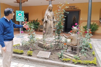 La que fue la casa familiar del santo hoy alberga las instalaciones de la Arquidiócesis de Cuenca.