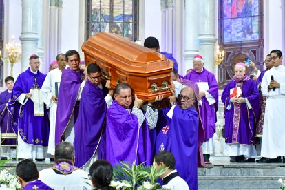 Momentos en que los sacerdotes trasladaron el ataúd al mausoleo de los obispos.