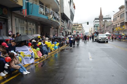 Familias y turistas desafiaron la lluvia y el frío para no perderse el inicio de las fiestas ambateñas.