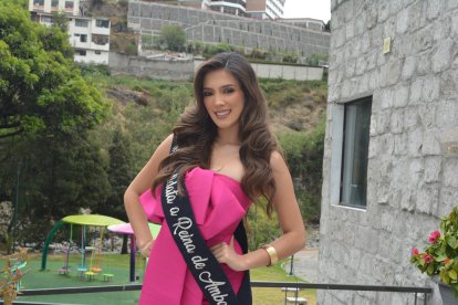 Martina Salcedo, nueva Reina de Ambato 2026, tras ser coronada en el Coliseo de los Deportes