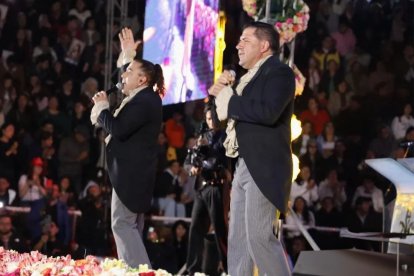 Los Hermanos Miño animaron la velada desde el escenario, encendiendo al público con su música.