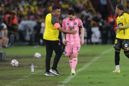 Lionel Messi y el técnico de Barcelona, César Farías, durante el cotejo.