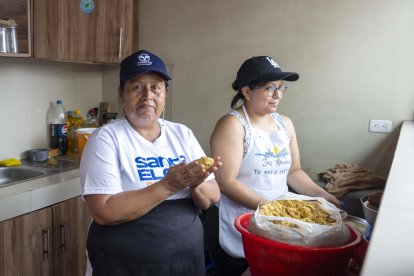 Las comuneras de Las Núñez en la preparación del corviche gigante en Las Núñez
