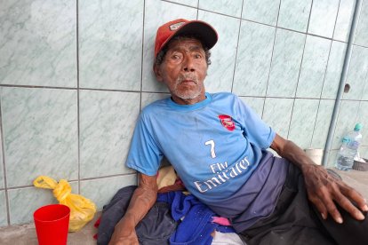 Luis Antonio Cedeño Gómez, adulto mayor en condición vulnerable, permanece sentado en una vereda de Quinindé, sin recordar cómo volver con su familia.