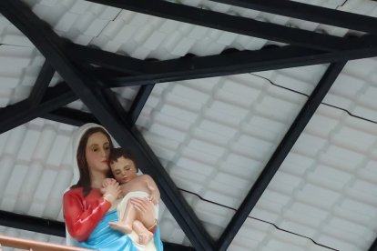 En la torre del templo colocaron otra imagen de la Virgen para que mire al pueblo.