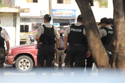 La Policía recabó indicios en el interior del automotor.