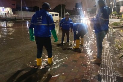 Personal de Aguas de Manta se desplegó a varios puntos donde se registró acumulación de agua