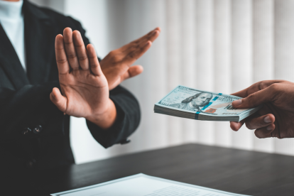 La corrupción infiltra uniformes y documentos del Estado ecuatoriano.