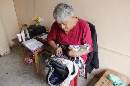 La venta de golosinas en el centro de Guayaquil es su fuente de sustento.