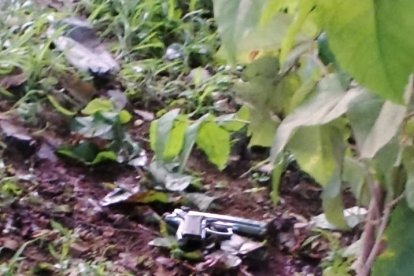 Esta sería la pistola que habría sido sustraída por quienes observaban la escena del crimen.