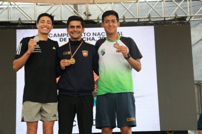 Jordy Jiménez (C) posa junto al segundo y tercer puesto de la competencia.