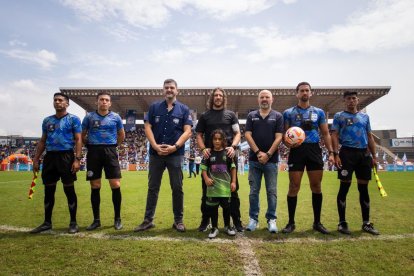 Carles Puyol (centro) estuvo en Guayaquil y compartió con chicos.
