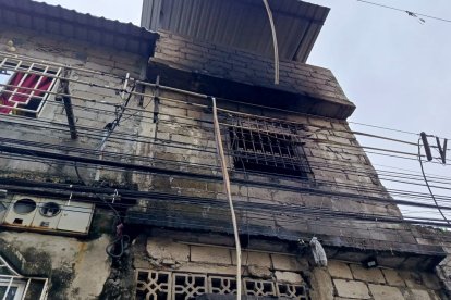 El fuego destruyó los enseres que se encontraban en la planta alta de la vivienda.