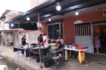 Así se organiza en los exteriores de su vivienda. Sus sobrinas la ayudan con  la venta.