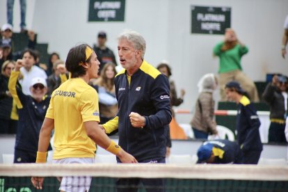 La celebración entre el capitán Raúl Viver (d) y el tenista Álvaro Guillén (i).