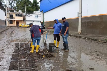 A través del Plan Invierno se desplegaron varias cuadrillas de obreros de la empresa Aguas de Manta para limpieza de alcantarillas