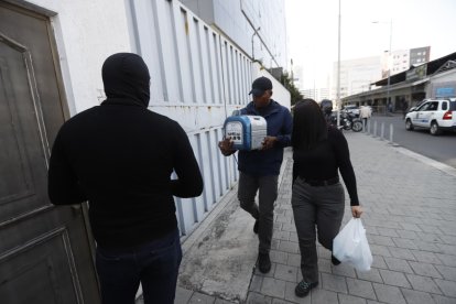 Algunos funcionarios llevaban cajas con pruebas del caso.