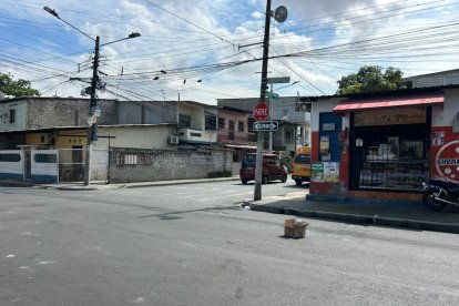 En el sitio colocaron una vela en referencia a las víctimas.